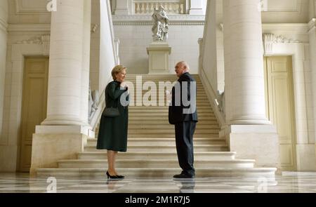 Königin Paola von Belgien und Leiter der Protokollabteilung des Königspalastes, Vizeadmiral Pierre Warnauts, auf einem Empfang im Königsschloss in Laeken - Laken, Brüssel für die Ministerpräsidenten der Regionen und Gemeinschaften während der Herrschaft von König Albert II von Belgien, am Freitag, den 12. Juli 2013. Stockfoto