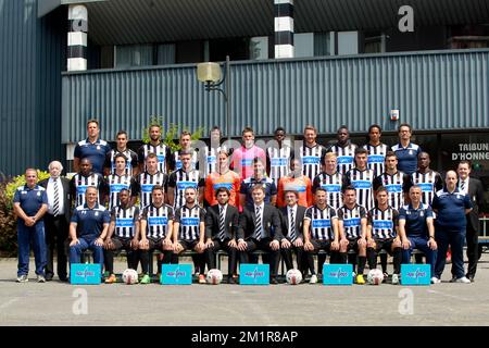 Obere Reihe (L-R): Physiotherapeut Marc Etienne, Stergos Marinos, Mourad Satli, Guillaume Francois, Abraham Kumedor, Torwart Adrien Faidherbe, Jamal Thiare, Damien Marcq, Harlem Gnohere, Jonathan Vervoort, Dr. Frederic Borlee, mittlere Reihe (L-R): Logistik Andre Lacroix, Mohamed DAF, Ederson Tormena, Sebastien Dewaest, Giuseppe Rossini, Olivier Renard, neuer Cheftrainer Felice Mazzu, Torwart Parfait Mandanda, David Pollet, Mohamed M'rabet, Kenneth Houdret, Evans Kondogbia, kaufmännischer Direktor Walter Chardon, erste Reihe (L-R): Assistenztrainer Mario Notaro, Physiotrainer Philippe Simonin, Franc Stockfoto