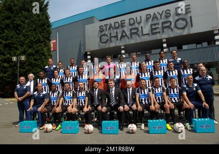 Obere Reihe (L-R): Physiotherapeut Marc Etienne, Stergos Marinos, Mourad Satli, Guillaume Francois, Abraham Kumedor, Torwart Adrien Faidherbe, Jamal Thiare, Damien Marcq, Harlem Gnohere, Jonathan Vervoort, Dr. Frederic Borlee, mittlere Reihe (L-R): Logistik Andre Lacroix, Mohamed DAF, Ederson Tormena, Sebastien Dewaest, Giuseppe Rossini, Olivier Renard, neuer Cheftrainer Felice Mazzu, Torwart Parfait Mandanda, David Pollet, Mohamed M'rabet, Kenneth Houdret, Evans Kondogbia, kaufmännischer Direktor Walter Chardon, erste Reihe (L-R): Assistenztrainer Mario Notaro, Physiotrainer Philippe Simonin, Franc Stockfoto