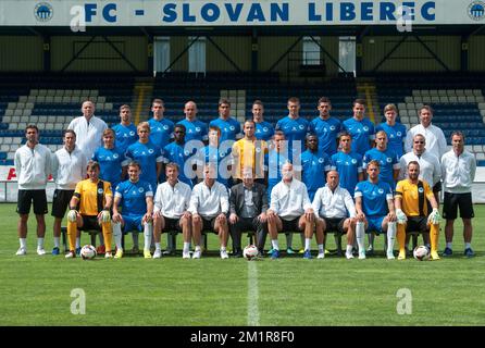 ***KORREKTUR*** BITTE KORRIGIEREN SIE DEN NAMEN DER MANNSCHAFT IN FC SLOVAN LIBEREC*** FC Slovan Liberec, Tschechische Fußballliga Saison 2013/2014. Obere Reihe von links nach rechts: Michal Konecny (Physiotherapeut), Vojtech Hadascok, David Pavelka, Milos Karisik, Lubos Husek, Jiri Fleisman, Jiri Pimpara, Renato Kelic, Ondrej Kusnir, Wladislav Kalitvincev, Pavel Buchvald (Arzt), mittlere Reihe von links nach rechts: Jan Seifert (Videotechniker), Petr Ulihrach (Sorgerecht), Martin Frydek, Lukas Pokorny, Isaac Sackey, Lukas Szabo, Lukas Hrosso, Wladimir Coufal, Dzon Delarge, Sergej Rybalka, Michal Janec, Josef Zalabak (Fitness coa Stockfoto