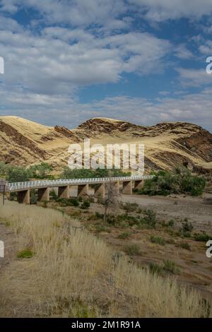 Die Brücke über dem Kuiseb River in Namibia. Stockfoto