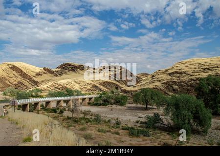 Die Brücke über dem Kuiseb River in Namibia. Stockfoto