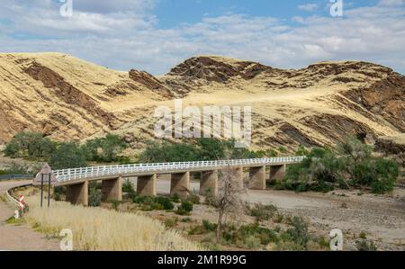 Die Brücke über dem Kuiseb River in Namibia. Stockfoto