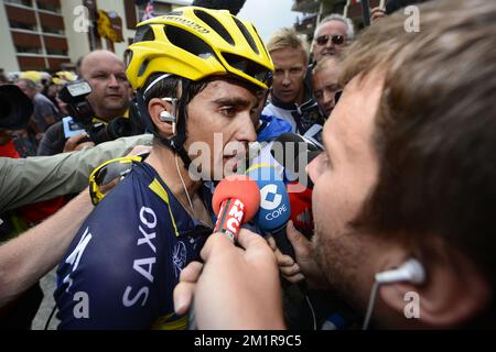 Der spanische Alberto Contador des Teams Saxo-Tinkoff spricht nach der 18.. Etappe des Radrennen Tour de France 100., 168 km von Gap bis Alpe d'Huez, Frankreich, am Donnerstag, den 18. Juli 2013 mit der Presse. Stockfoto