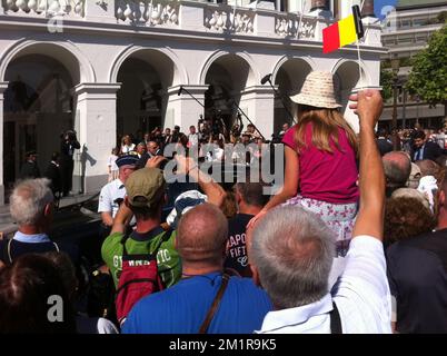 ACHTUNG HERAUSGEBER: SMARTPHONE-BILD, BESSERE QUALITÄT BALD VERFÜGBAR Illustration Bild zeigt Begeisterung bei den Menschen bei der Ankunft für einen königlichen Besuch der Stadt Lüttich, Freitag, den 19. Juli 2013. König Albert II. Tritt am 21. Juli zurück, dem belgischen Nationalfeiertag. BELGA FOTO THOMAS LONGRIE Stockfoto
