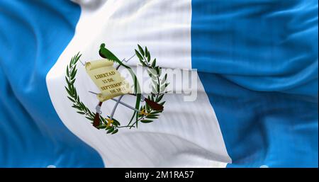 Nahaufnahme der Nationalflagge Guatemalas, die im Wind winkt. Die Republik Guatemala ist ein Staat Mittelamerikas. Texturierter Hintergrund aus Stoff. Stockfoto