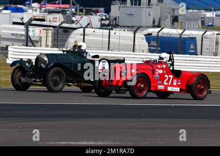 Peter Dubsky, Aston Martin 15/98 2-Sitzer, Simon Llewellyn, Bentley 3/4½ Litre, MRL Pre-war Sports Cars „BRDC 500“, ein 40-minütiges Rennen mit der Option o Stockfoto