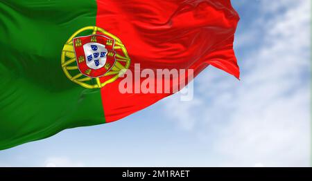 Die portugiesische Nationalflagge wehte im Wind an klaren Tagen. Die Portugiesische Republik ist ein Mitgliedstaat der Europäischen Union. Texturierter Hintergrund. Ausw Stockfoto