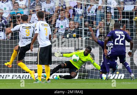 Lokerens Torwart Barry Boubacar Copa wurde am Sonntag, den 28. Juli 2013, am ersten Tag der belgischen Fußballmeisterschaft während des Jupiler Pro League-Spiels zwischen RSCA Anderlecht und Sporting Lokeren in Anderlecht gezeigt. Stockfoto