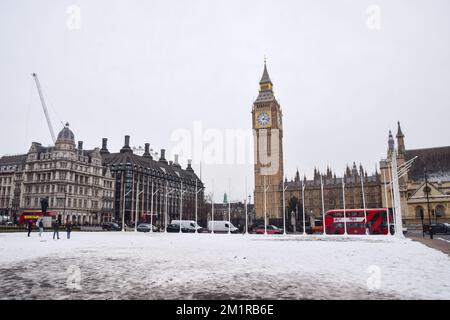 London, Großbritannien. 13.. Dezember 2022 Schnee bedeckt den Parliament Square, während die Temperaturen im gesamten Vereinigten Königreich anhalten. Kredit: Vuk Valcic/Alamy Live News Stockfoto