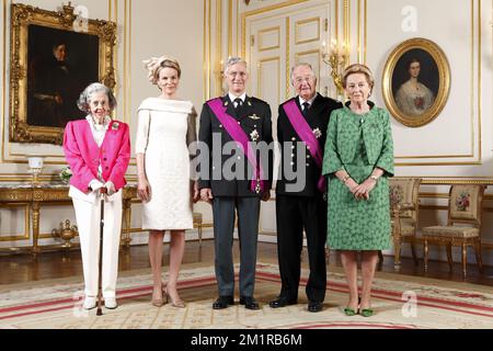 NUR ZUR REDAKTIONELLEN VERWENDUNG. NICHT ZUM VERKAUF FÜR MARKETING- ODER WERBEKAMPAGNEN. 20130721 - BRÜSSEL, BELGIEN: L-R, Königin Fabiola, Königin Mathilde von Belgien, König Philippe - Filip von Belgien, König Albert II von Belgien und Königin Paola von Belgien posieren für das offizielle Bild im Königspalast (Koninklijk Paleis - Palais Royal) in Brüssel am belgischen Nationalfeiertag, Sonntag, den 21. Juli 2013 in Brüssel. Heute hat König Albert II. Den Thron zugunsten seines Sohnes, des neuen Königs Philippe, Filip, abgetreten. Stockfoto