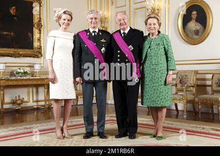 NUR ZUR REDAKTIONELLEN VERWENDUNG. NICHT ZUM VERKAUF FÜR MARKETING- ODER WERBEKAMPAGNEN. 20130721 - BRÜSSEL, BELGIEN: L-R, Königin Mathilde von Belgien, König Philippe - Filip von Belgien, König Albert II. Von Belgien und Königin Paola von Belgien posieren für das offizielle Bild im Königspalast (Koninklijk Paleis - Palais Royal) in Brüssel am belgischen Nationalfeiertag, Sonntag, den 21. Juli 2013 in Brüssel. Heute hat König Albert II. Den Thron zugunsten seines Sohnes, des neuen Königs Philippe, Filip, abgetreten. Stockfoto