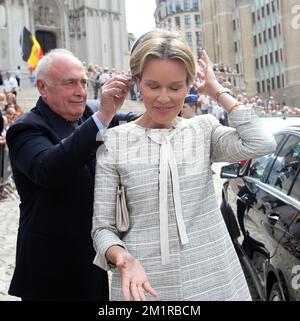 Leiterin der Protokollabteilung des Königlichen Palastes, Vizeadmiral Pierre Warnauts hilft Königin Mathilde von Belgien mit ihrem Hut, wenn sie anlässlich des 20.. Todestages von König Boudewijn/Baudouin in der Kathedrale St. Michael und St. Gudula ankommt (Cathedral des Saints Michel et Gudule / Sint-Michiels- en Sint-Goedele kathedraal) in Brüssel, Mittwoch, den 31. Juli 2013. Stockfoto