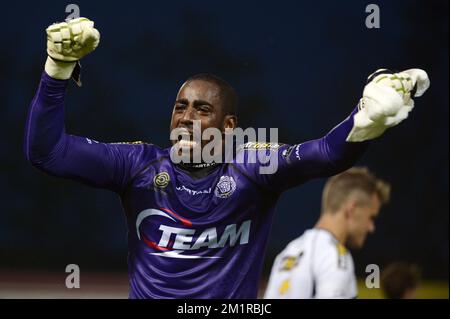 Lokerens Torwart Barry Boubacar Copa feiert nach dem Sieg des Jupiler Pro League-Spiels zwischen KSC Lokeren und RAEC Mons in Lokeren am Samstag, den 03. August 2013, am 2. Tag der belgischen Fußballmeisterschaft. Stockfoto