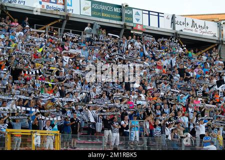 Charlerois Fans wurden während des Spiels der Jupiler Pro League zwischen Sporting Charleroi und Waasland-Beveren in Charleroi am Samstag, den 03. August 2013, am 2. Tag der belgischen Fußballmeisterschaft fotografiert. Stockfoto