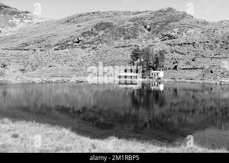 Stone Cottage neben Llyn Cwmorthin Stockfoto