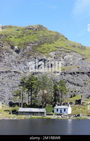 Stone Cottage neben Llyn Cwmorthin Stockfoto