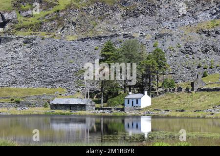 Stone Cottage neben Llyn Cwmorthin Stockfoto