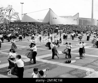 19580706 - BRÜSSEL, BELGIEN (DOSSIER): Dieses Dossier vom 06. Juli 1958 betrifft die Expo 58. Auf dem Bild : Anblick eines Spektakels für den Flämischen Tag (Journee Flamande). BELGA FOTOARCHIVE Expo 58, auch bekannt als Brüsseler Weltausstellung, fand vom 17. April bis 19. Oktober 1958 statt. Es war die erste große Weltausstellung nach dem Zweiten Weltkrieg Stockfoto