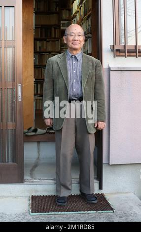 Tokio, Japan. 9.. Dezember 2022. Tokushi Kasahara, Professor Emeritus an der Tsuru University, erhält am 9. Dezember 2022 in Yamanashi, Japan, ein Interview. Als Mensch erzähle ich nicht gern Lügen, geschweige denn Lügen über die Geschichte verbreiten. Ein Land, das die Wahrheit vor der Öffentlichkeit verbirgt, ist auf dem falschen Weg. Dies ist die Vorkriegsstunde für Japan,“ sagte Tokushi Kasahara, ein japanischer Experte für das Nanjing-Massaker. ZU "Interview: 'Lügen dürfen nicht verbreitet werden", sagt ein japanischer Experte für das Nanjing-Massaker. Kredit: Yang Guang/Xinhua/Alamy Live News Stockfoto