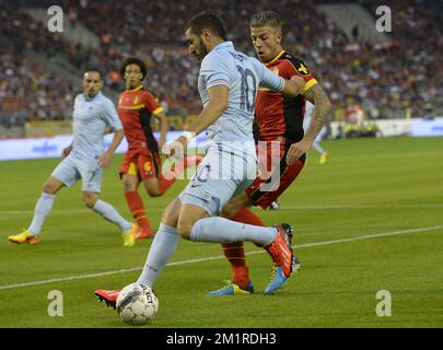 Der französische Karim Benzema und der belgische Toby Alderweireld kämpfen um den Ball während eines Freundschaftsspiels der belgischen Fußballnationalmannschaft Red Devils gegen die französische Fußballnationalmannschaft am Mittwoch, den 14. August 2013, im King-Baudouin-Stadion (Stade ROI Baudouin/Koning Boudewijnstadion) in Brüssel. Stockfoto