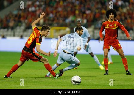 Sebastien Pocognoli aus Belgien und Karim Benzema aus Frankreich kämpfen am Mittwoch, den 14. August 2013, während eines Freundschaftsspiels der belgischen Fußballnationalmannschaft Red Devils gegen die französische Nationalmannschaft im King-Baudouin-Stadion (Stade ROI Baudouin/Koning Boudewijnstadion) in Brüssel um den Ball. Stockfoto