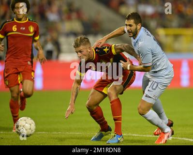 Toby Alderweireld aus Belgien und Karim Benzema aus Frankreich kämpfen um den Ball während eines Freundschaftsspiels der belgischen Fußballnationalmannschaft Red Devils gegen die französische Fußballnationalmannschaft am Mittwoch, den 14. August 2013, im King-Baudouin-Stadion (Stade ROI Baudouin/Koning Boudewijnstadion) in Brüssel. Stockfoto