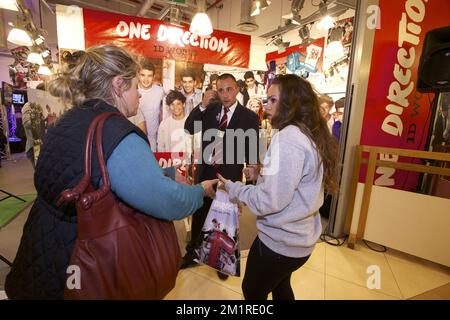 Das Abbildungsbild zeigt Fans während der Eröffnung eines temporären Ladens, das Merchandising von einer britisch-irischen Boyband One Direction am Freitag, den 16. August 2013, im Waasland Shopping Center in Sint-Niklaas verkauft. Das Einkaufszentrum stellte zusätzliche Sicherheitsmaßnahmen aus, um die Fans der Band zu empfangen. Stockfoto