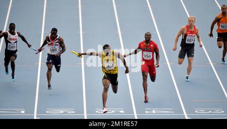 20130818 – MOSKAU, RUSSLAND: Jamaikas Usain Bolt (C), US Justin Gatlin (3. R) und Großbritannien Dwain Chambers (2. L) beenden die 4*100m-Staffel bei der Leichtathletik-Weltmeisterschaft im Luzhniki-Stadion in Moskau, Russland, Sonntag, den 18. August 2013. Die Weltmeisterschaften finden vom 10. Bis 18. August statt. Stockfoto