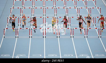 20130817 UHR - MOSKAU, RUSSLAND: (L-R) Angela Whyte aus Kanada, Yuliya Kondakova aus Russland, Brianna Rollins aus Australien, Sally Pearson aus Australien, US Dawn Harper Tiffany Porter aus Großbritannien, Cindy Billaud aus Frankreich, US Queen Harrison treten bei den Frauenfinalen für 100m Hürden bei den Leichtathletikweltmeisterschaften im Luzhniki-Stadion am Samstag, 17. August 2013 in Moskau, Russland, an. Die Weltmeisterschaften finden vom 10. Bis 18. August statt. Stockfoto