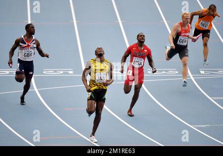 20130818 – MOSKAU, RUSSLAND: Jamaikas Usain Bolt (2. l), US Justin Gatlin (C) und Großbritannien Dwain Chambers (L) beenden die 4*100m-Staffel bei der Leichtathletik-Weltmeisterschaft im Luzhniki-Stadion in Moskau, Russland, Sonntag, den 18. August 2013. Die Weltmeisterschaften finden vom 10. Bis 18. August statt. Stockfoto