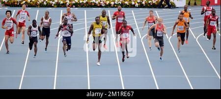 20130818 – MOSKAU, RUSSLAND: Jamaikas Usain Bolt (C), US Justin Gatlin (4. R) und Großbritanniens Dwain Chambers (3. L) veranstalten die 4*100m-Staffel bei der Leichtathletik-Weltmeisterschaft im Luzhniki-Stadion in Moskau, Russland, Sonntag, den 18. August 2013. Die Weltmeisterschaften finden vom 10. Bis 18. August statt. Stockfoto