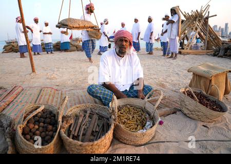 Einheimische Arbeiter im Katara Cultural Village in Doha, Katar. Foto: Dienstag, 13. Dezember 2022. Stockfoto