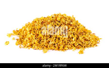 Osmanthus-Tee isoliert auf weißem Hintergrund. Trockene Blüten von Osmanthus-Duftstoffen Stockfoto