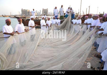 Einheimische Arbeiter bringen ein großes Netz im Katara Cultural Village in Doha, Katar, ein. Foto: Dienstag, 13. Dezember 2022. Stockfoto