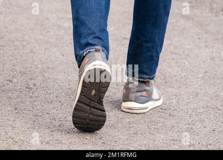 Nahaufnahme der Schuhe eines Mannes Stockfoto