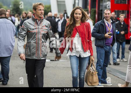 British Jenson Button von McLaren (R) und seine Freundin Jessica Michibata treffen am Sonntag, den 25. August 2013, auf dem Großen Preis F1 Belgiens in Spa-Francorchamps ein. Der Spa-Francorchamps Formel 1 Grand Prix findet an diesem Wochenende vom 23. August bis 25. August statt. BELGA FOTO ERIC LALMAND Stockfoto