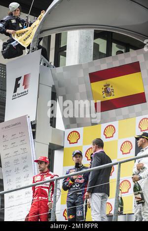 Abbildung zeigt eine Aktion von Greenpeace auf dem Podium des spanischen Fernando Alonso von Ferrari, des deutschen Sebastian Vettel von Red Bull Racing und des britischen Lewis Hamilton von Mercedes nach dem Großen Preis F1 von Belgien, in Spa-Francorchamps, Sonntag, 25. August 2013. Der Spa-Francorchamps Formel 1 Grand Prix findet an diesem Wochenende vom 23. August bis 25. August statt. BELGA FOTO ERIC LALMAND Stockfoto