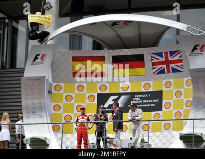 Abbildung zeigt eine Aktion von Greenpeace auf dem Podium des spanischen Fernando Alonso von Ferrari, des deutschen Sebastian Vettel von Red Bull Racing und des britischen Lewis Hamilton von Mercedes nach dem Großen Preis F1 von Belgien, in Spa-Francorchamps, Sonntag, 25. August 2013. Der Spa-Francorchamps Formel 1 Grand Prix findet an diesem Wochenende vom 23. August bis 25. August statt. BELGA FOTO ERIC LALMAND Stockfoto
