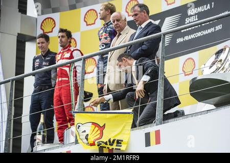 Abbildung zeigt eine Aktion von Greenpeace auf dem Podium des spanischen Fernando Alonso von Ferrari, des deutschen Sebastian Vettel von Red Bull Racing und des britischen Lewis Hamilton von Mercedes nach dem Großen Preis F1 von Belgien, in Spa-Francorchamps, Sonntag, 25. August 2013. Der Spa-Francorchamps Formel 1 Grand Prix findet an diesem Wochenende vom 23. August bis 25. August statt. BELGA FOTO ERIC LALMAND Stockfoto
