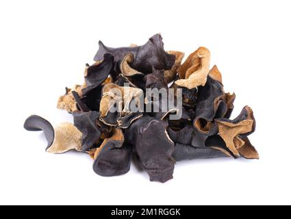 Trockener schwarzer Pilz, isoliert auf weißem Hintergrund. Chinesischer schwarzer Pilz oder Baum schwarzer Muer Pilz. Auricularia polytricha Stockfoto