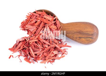 Rote Sandelholz-Räucherspäne in Holzlöffel, isoliert auf weißem Hintergrund. Sanderswood, Rubyholz oder rote saunders Stockfoto