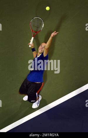 Die Abbildung zeigt einen Tennisspieler, der seinen Aufschlag auf den Trainingsplätzen während des US Open Grand Slam Tennis Turniers in Flushing Meadows, New York City, USA, am Mittwoch, den 28. August 2013, übt. Die US Open begannen am 26. August 2013. BELGA FOTO YORICK JANSENS Stockfoto