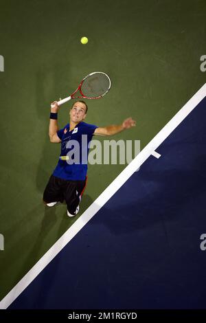 Die Abbildung zeigt einen Tennisspieler, der seinen Aufschlag auf den Trainingsplätzen während des US Open Grand Slam Tennis Turniers in Flushing Meadows, New York City, USA, am Mittwoch, den 28. August 2013, übt. Die US Open begannen am 26. August 2013. BELGA FOTO YORICK JANSENS Stockfoto