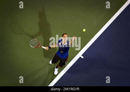 Die Abbildung zeigt einen Tennisspieler, der seinen Aufschlag auf den Trainingsplätzen während des US Open Grand Slam Tennis Turniers in Flushing Meadows, New York City, USA, am Mittwoch, den 28. August 2013, übt. Die US Open begannen am 26. August 2013. BELGA FOTO YORICK JANSENS Stockfoto