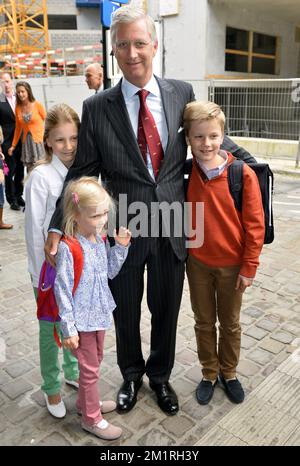 20130902 - BRÜSSEL, BELGIEN: Kronprinzessin Elisabeth, Prinzessin Eleonore, König Philippe - Filip von Belgien und Prinz Gabriel, abgebildet am ersten Schultag in der Sint-Jan-Berchmanscollege in Brüssel, Montag, den 02. September 2013. BELGA FOTO ERIC LALMAND Stockfoto