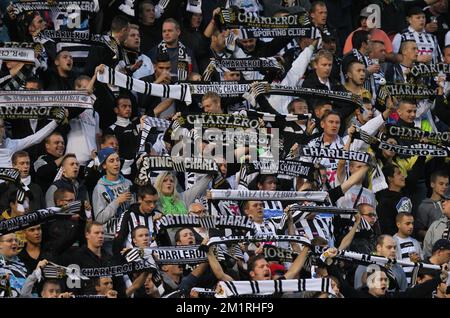 Charlerois Fans wurden während des Spiels der Jupiler Pro League zwischen Charleroi und KRC Genk am Sonntag, den 01. September 2013, am sechsten Tag der belgischen Fußballmeisterschaft in Charleroi fotografiert. BELGA PHOTO VIRGINIE LEFOUR Stockfoto