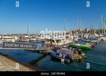 Porto, Portugal - 7. Juli 2022: Douro Marina, kleine Boote im Hafen von Afurada am Ausgang der Mündung des Douro Flusses Stockfoto