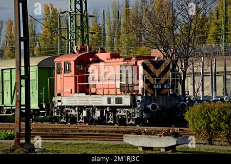 MAV-Diesel-Shunter (ungarische Staatsbahnen), der im Werk und Depot der Ferencváros-Eisenbahn in Budapest, Ungarn, arbeitet Stockfoto