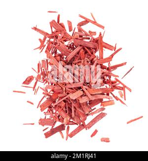 Rote Sandelholz-Räucherchips, isoliert auf weißem Hintergrund. Sanderswood, Rubyholz oder rote saunders. Draufsicht Stockfoto